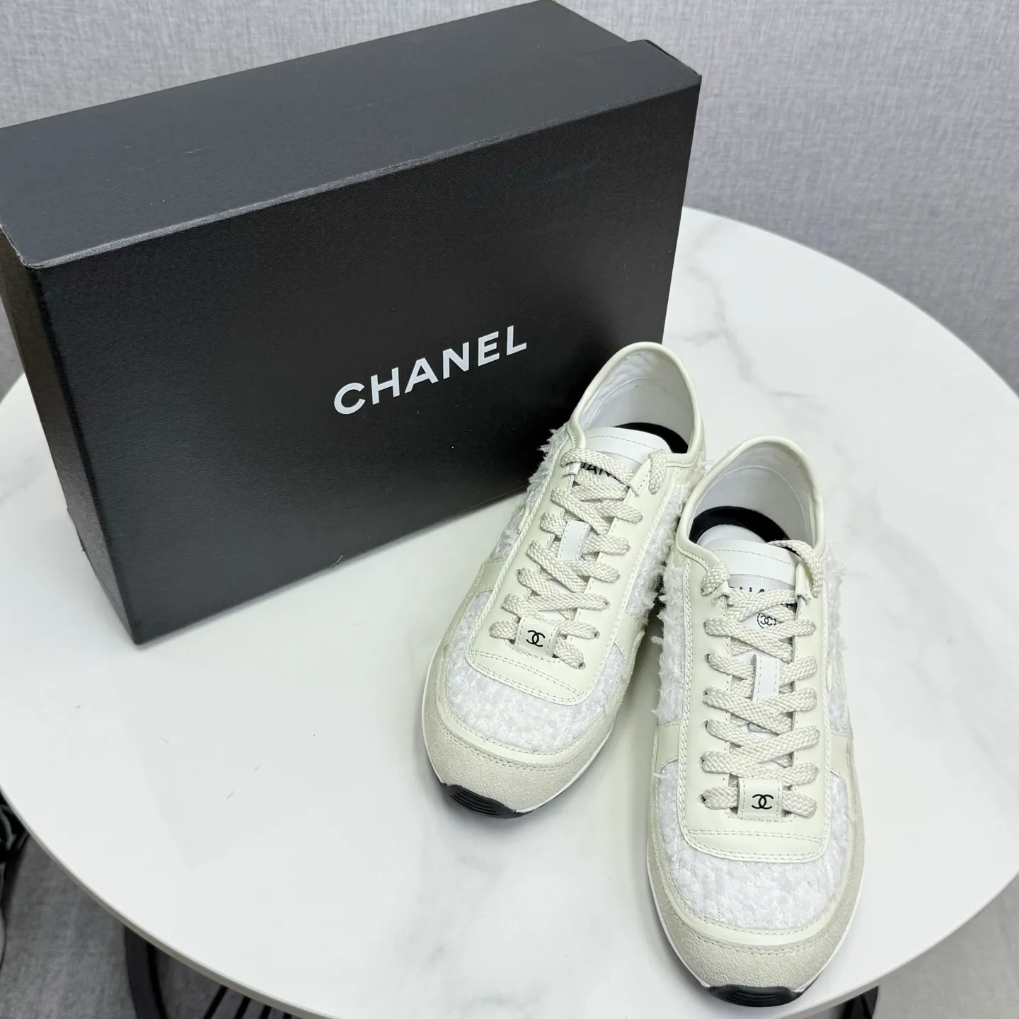 👟👟Ex-factory price 560👟👟Chanel Panda Shoes! 2025 counter's top casual sports shoes. This classic design; the upper is electro-embroidered with a variety of techniques; the outsole is fashionable and sporty; the unusual inclusion of a variety of color matching elements... The diversified mix and match is very good-looking and versatile, and can be used for leisure, fashion, sports, and outdoor... ꫛꫀꪝ Go➫ Materials: ❶Upper made of: original imported first-layer silk cowhide + original waterproof cloth + original first-layer cowhide ❷Inner lining: Original Yangli+wang ❸ Outsole based on: Original TPU combination outsole Counter boutique packaging complete set for women 35–41